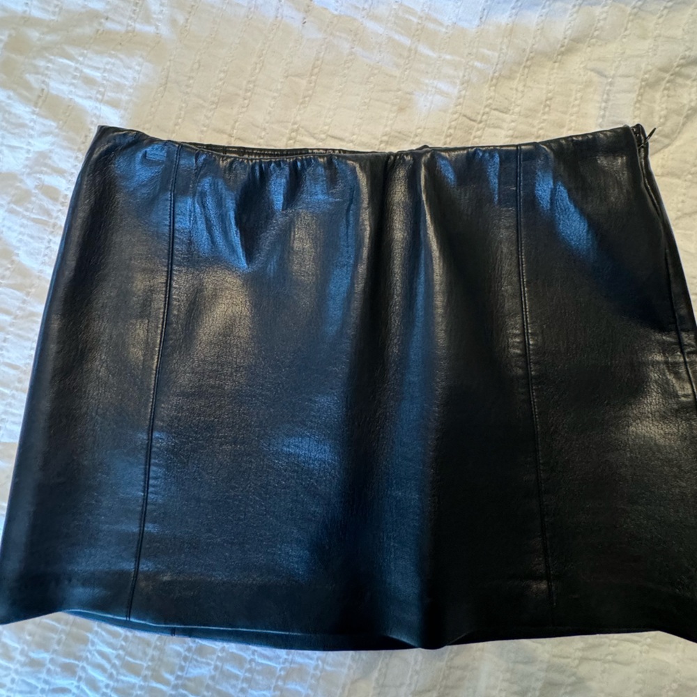 Wilfred (aritzia) vegan leather mini skirt